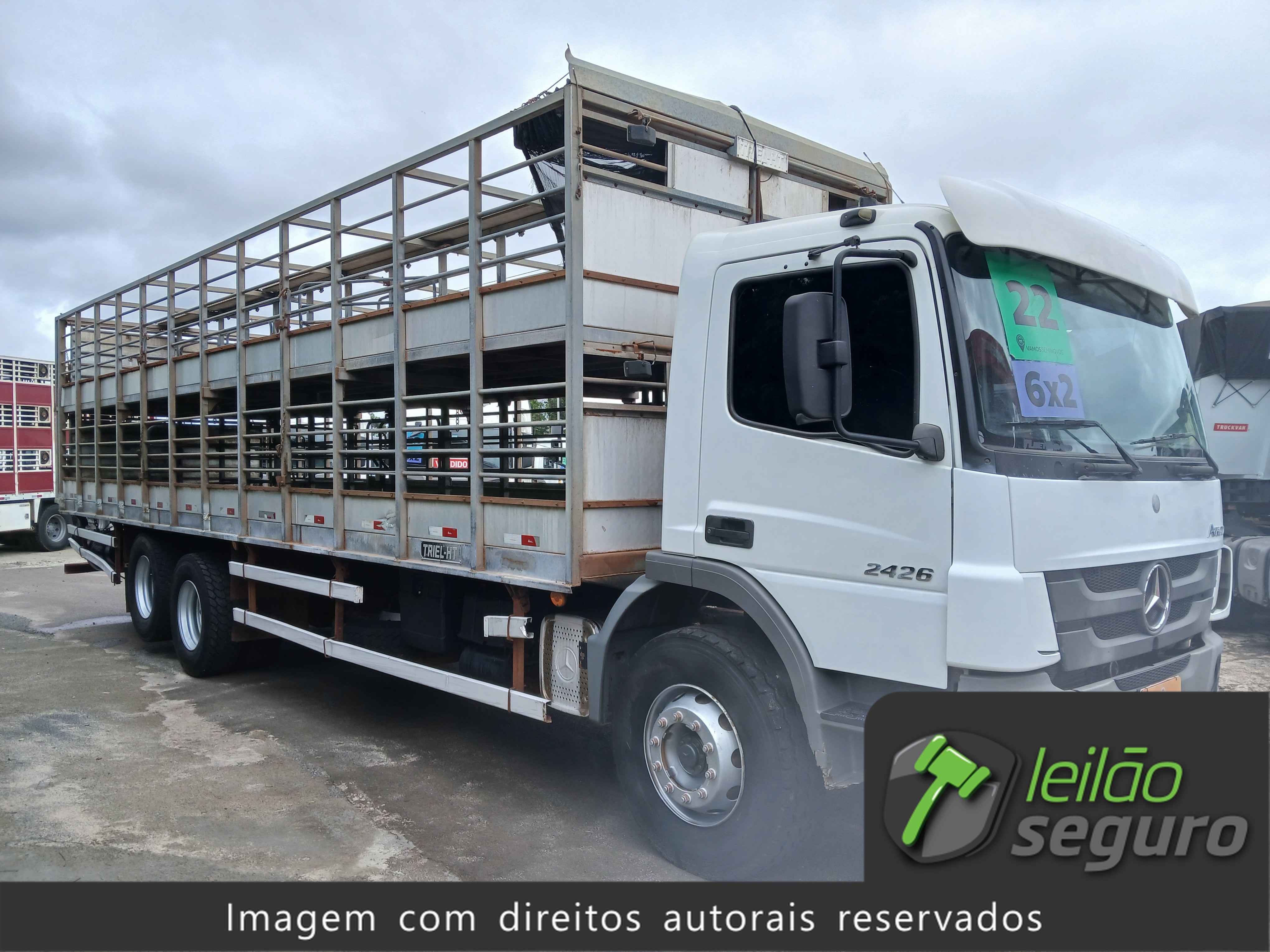 LOTE 137 MERCEDES-BENZ ATEGO 2426 6X2 2021/2022