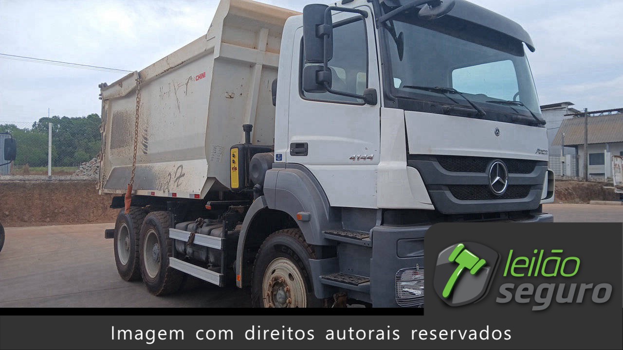 LOTE 004 MERCEDES-BENZ AXOR 4144 K 6X4 2022/2022