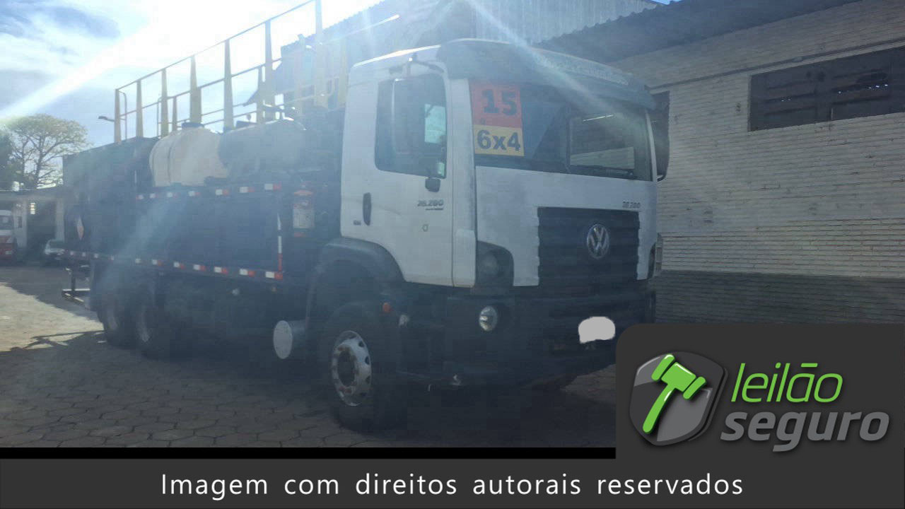 LOTE 018 VOLKSWAGEN 26.280 CRM 6X4 2014/2015